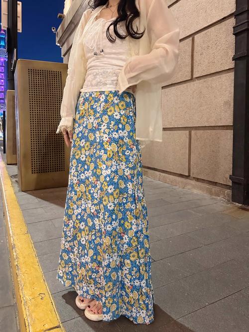 碎花半身长裙怎么搭更显高级?-图3 碎花半身长裙怎么搭更显高级?-图3