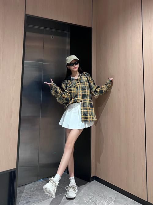 香港巴黎风女装格子款，如何融合两地风格？-图2