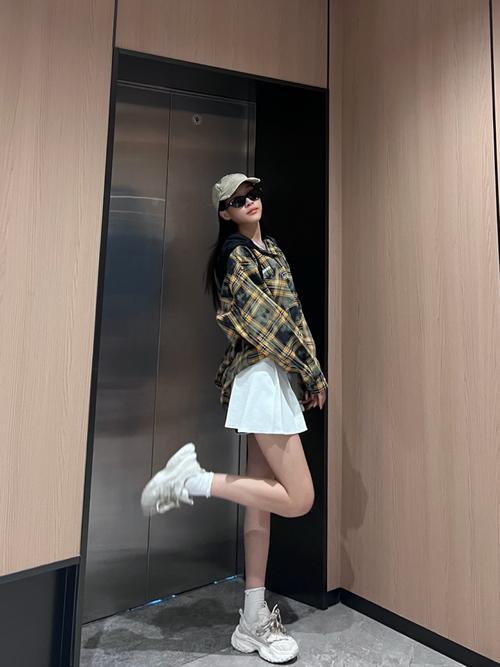 香港巴黎风女装格子款，如何融合两地风格？-图3