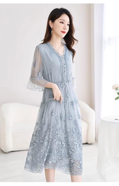 夏季中长款连衣裙选款有哪些技巧？-图2