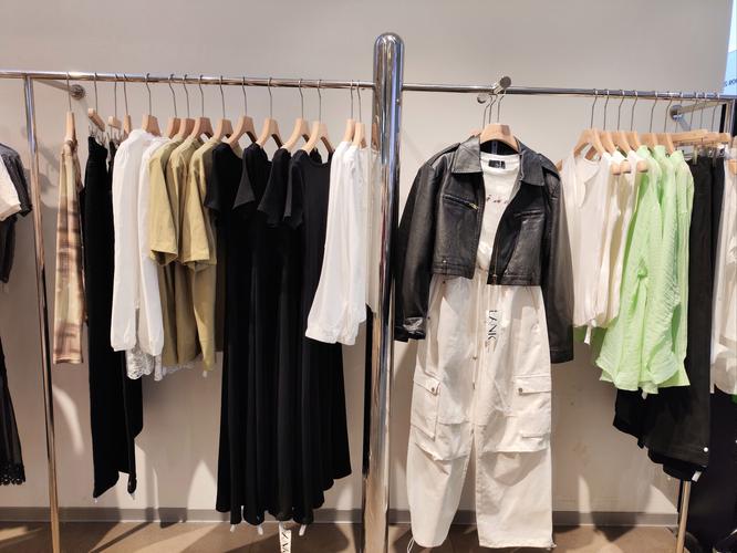 有哪些好看又平价的韩国女装品牌？-图1