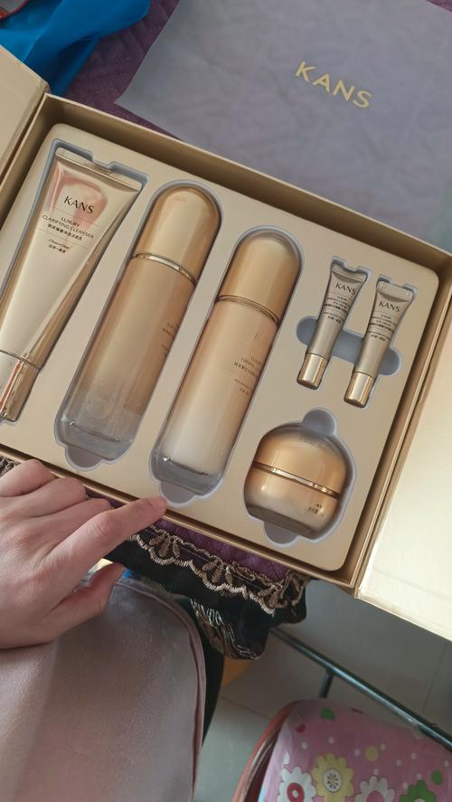 六十岁选护肤品，该侧重哪些功效？-图1