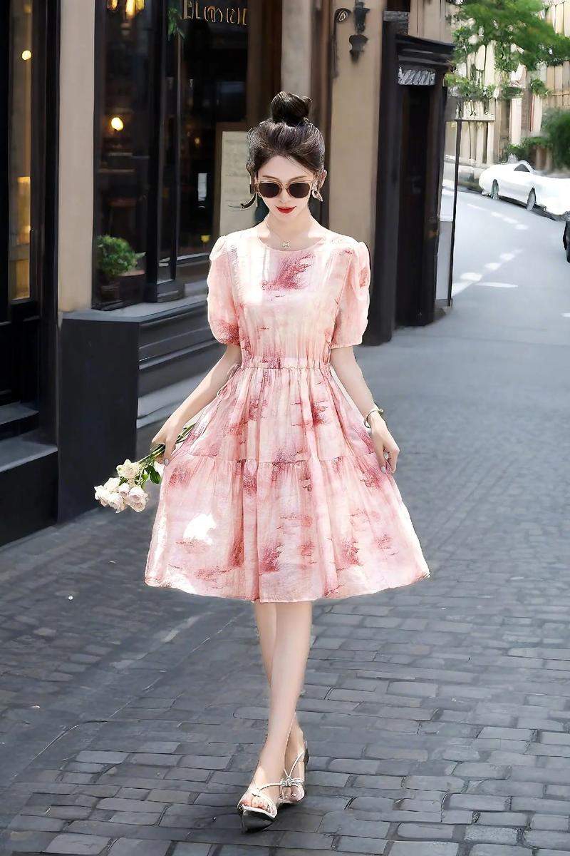 新款连衣裙时尚款，哪些设计更亮眼？-图1