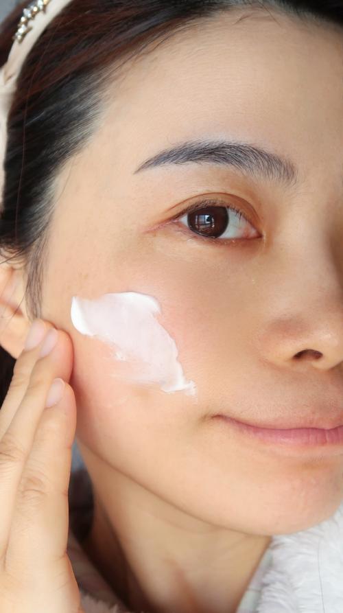 护肤品用后脸很油，是哪里出问题了？-图1