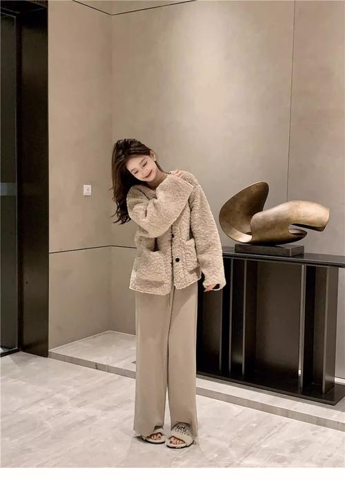 女装带毛大衣搭配图片-图1