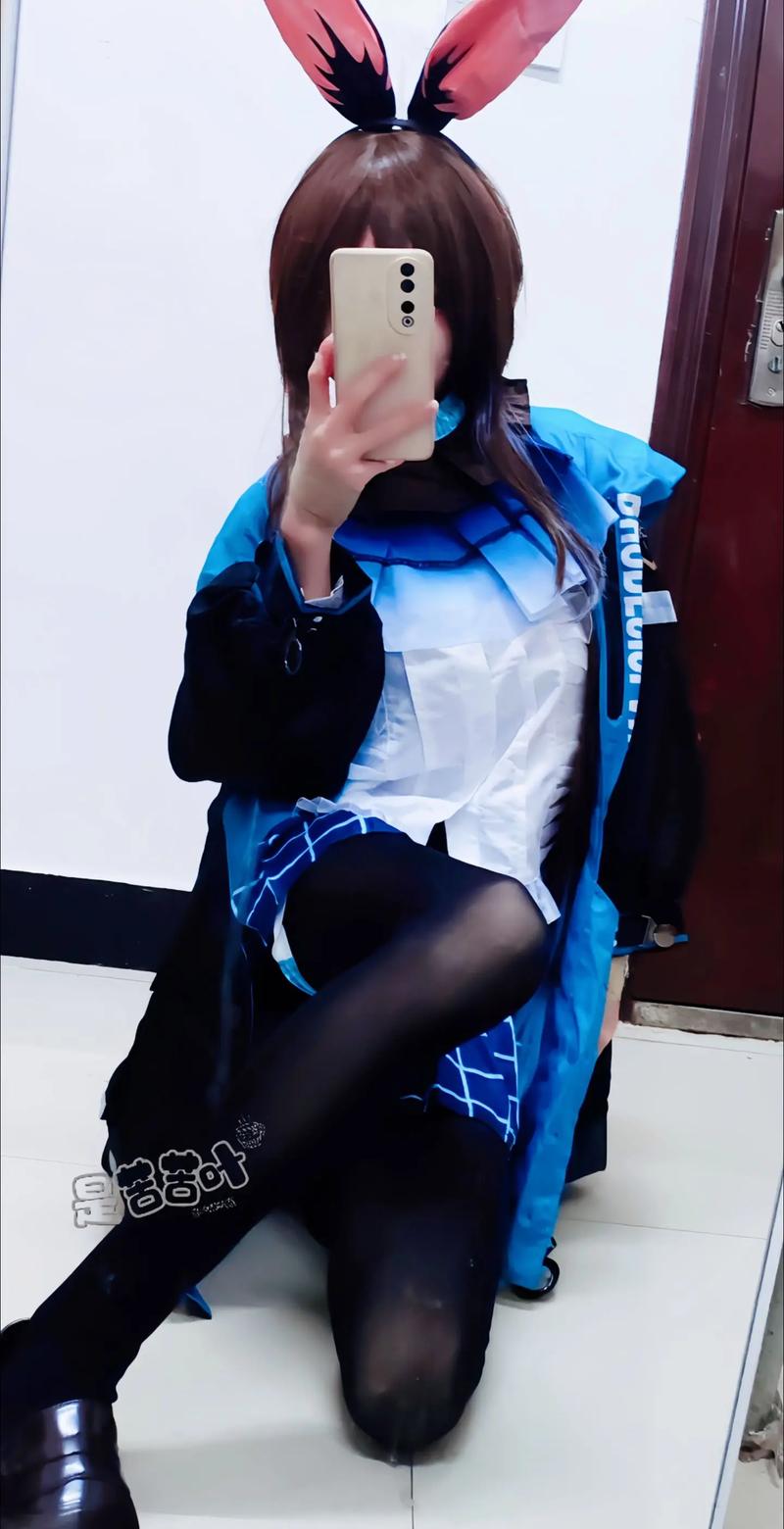 男扮女装教化妆，为何能走红？-图1