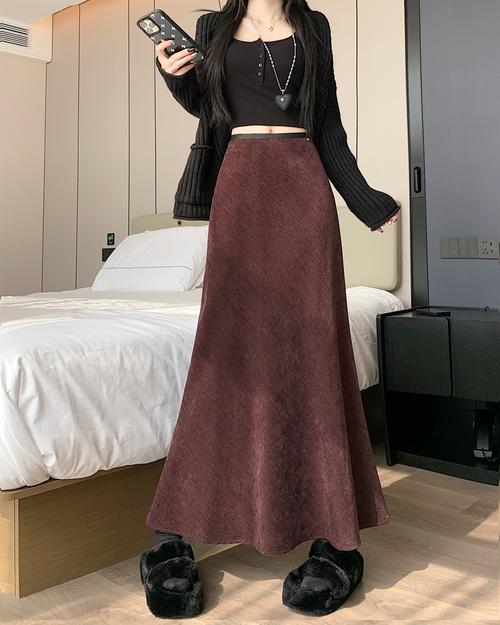 鱼尾裙怎么搭上衣更显气质？-图2