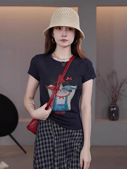 T恤图案如何打造时尚简约女装风格？-图2