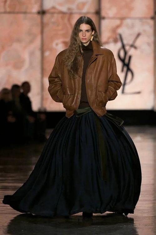 2025秋冬季女装流行趋势是什么？-图1