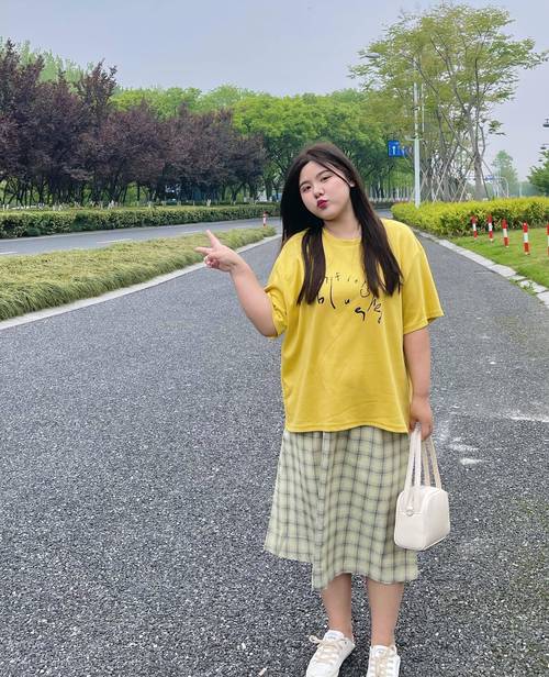 140斤胖妹妹秋装怎么选显瘦款？-图1