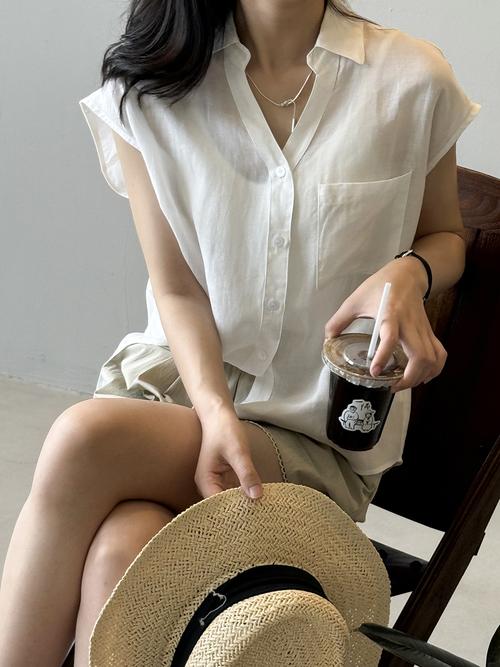 夏天女装无袖衬衫怎么选才显瘦又百搭?-图1 夏天女装无袖衬衫怎么选才显瘦又百搭?-图1