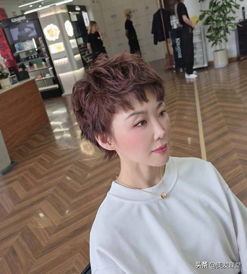 2025女装短发造型,哪些风格更流行?-图3 2025女装短发造型,哪些风格更流行?-图3