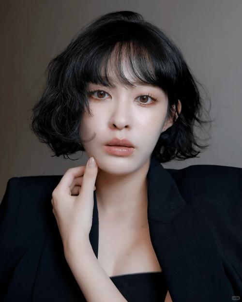 2025女装短发造型,哪些风格更流行?-图1 2025女装短发造型,哪些风格更流行?-图1