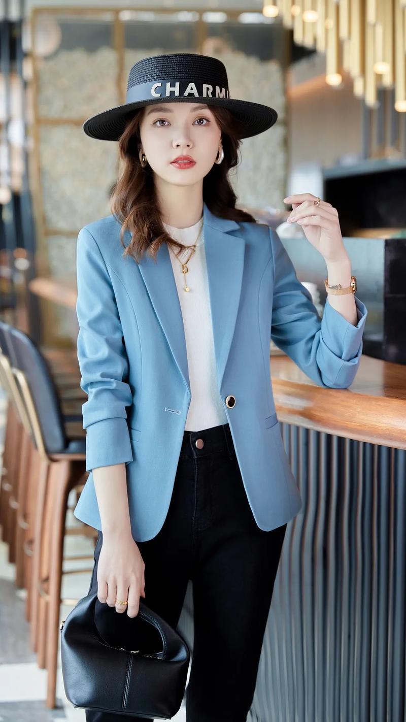 短款小西装怎么搭才时髦?-图1 短款小西装怎么搭才时髦?-图1