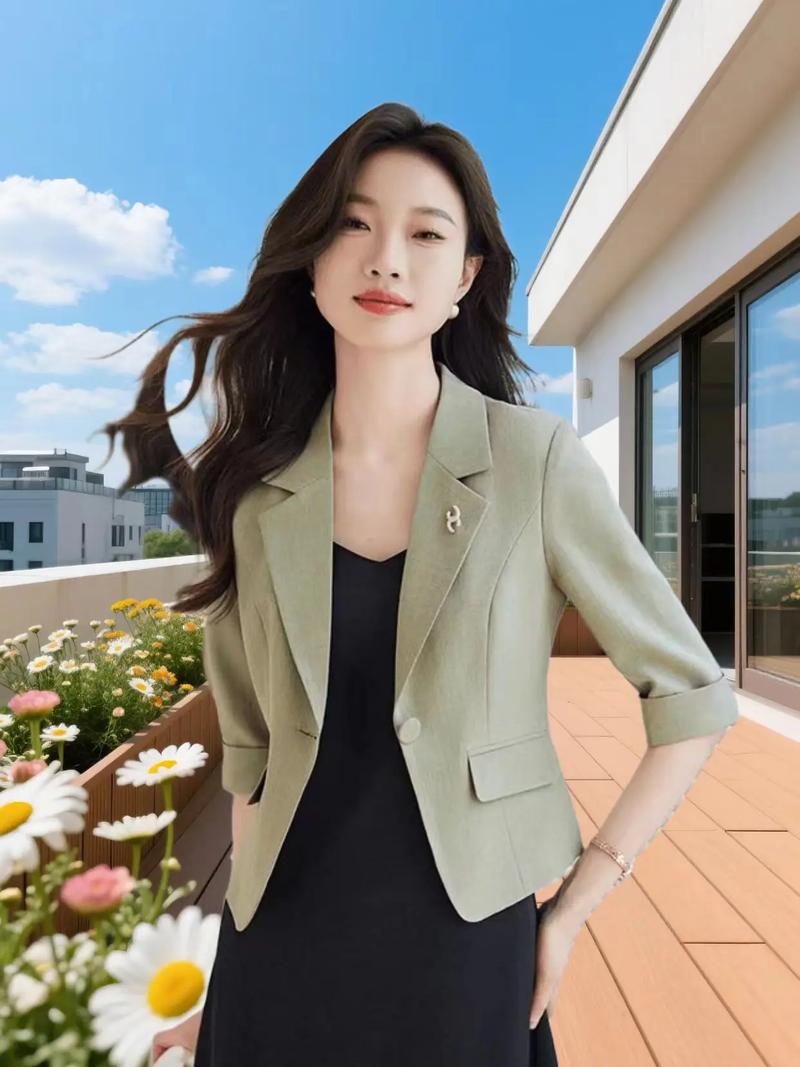 短款小西装怎么搭才时髦?-图2 短款小西装怎么搭才时髦?-图2