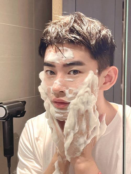 男生用盐洗脸真能祛痘吗？-图1