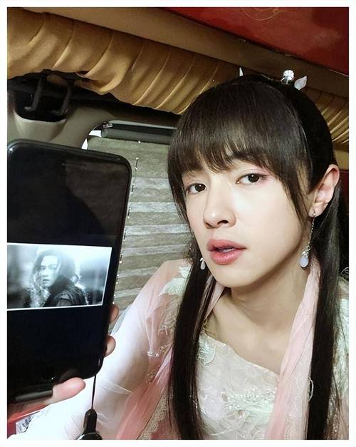 长发齐腰男扮女装,为何引热议?-图2 长发齐腰男扮女装,为何引热议?-图2