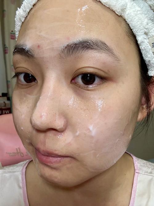 护肤品擦完脸上油油的-图1