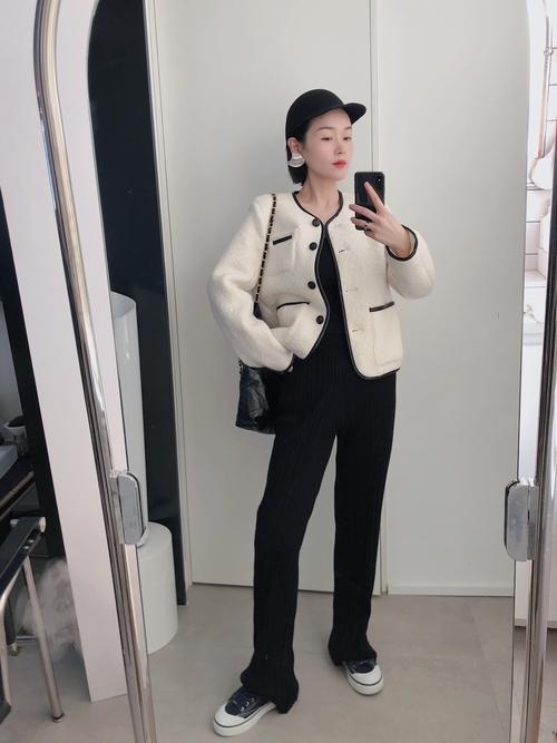 短款女装衣服搭配图片-图1