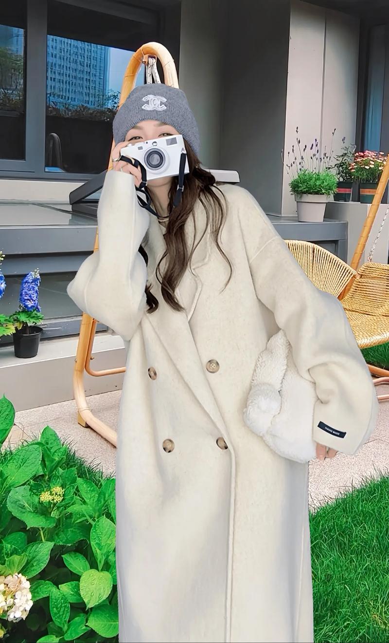 白色大衣女装图片有哪些流行款式？-图2