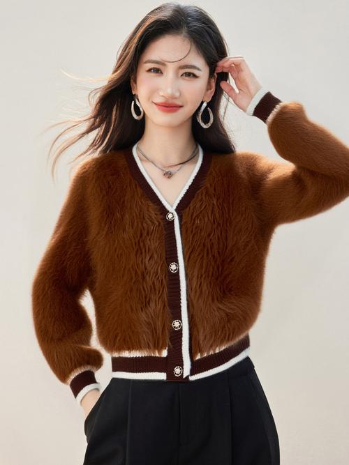 针织外套如何穿出性感气质？-图3