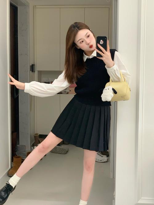 春季女装学生套装，哪种款式最显气质？-图1