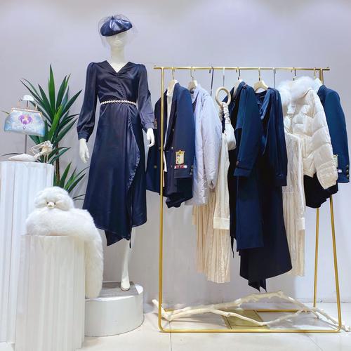 商标条带风格女装，设计有何独特之处？-图2