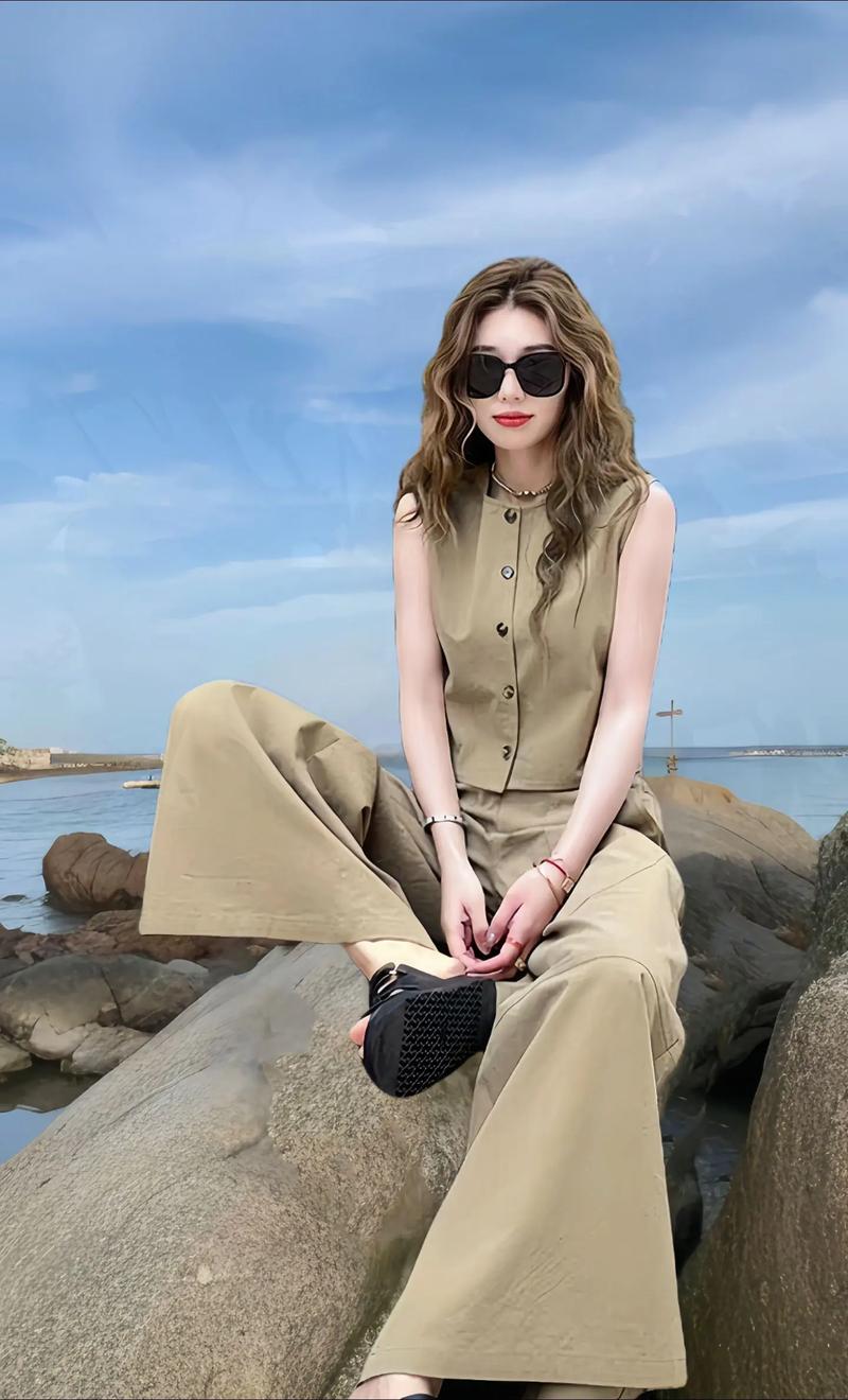 无袖上衣图片如何搭配更出彩?-图1 无袖上衣图片如何搭配更出彩?-图1