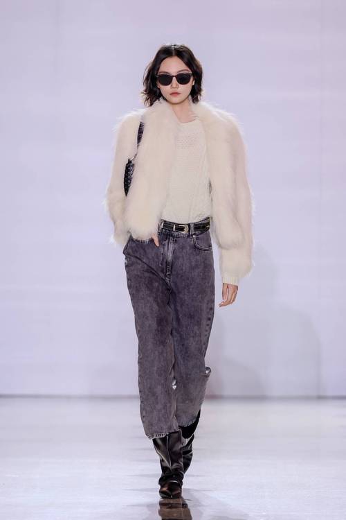 2025秋冬女装秀场，将演绎哪些新风尚？-图1