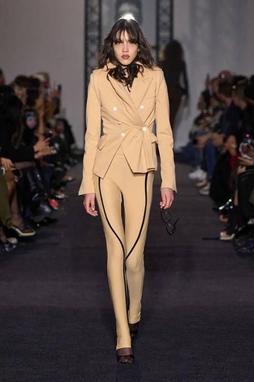 2025秋冬女装秀场，将演绎哪些新风尚？-图2