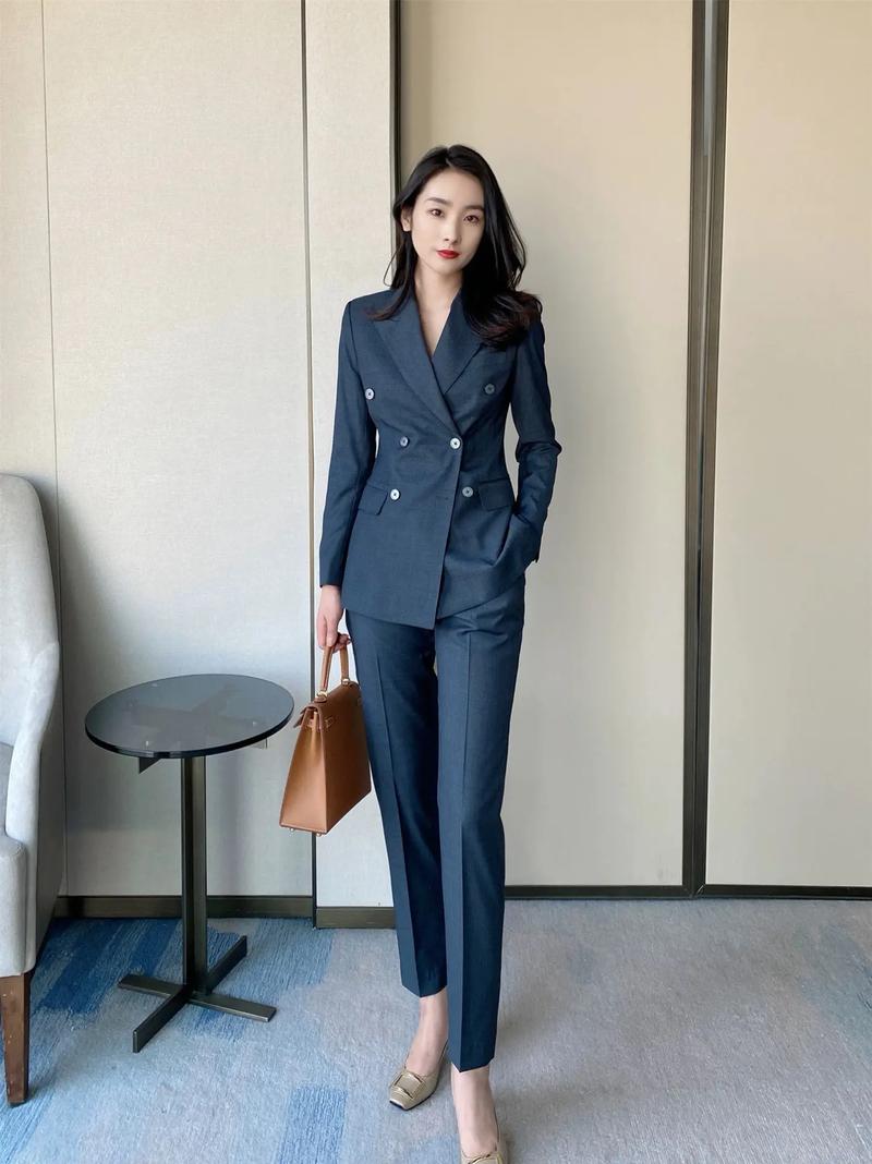 职场女装搭配什么鞋子更显气质?-图2 职场女装搭配什么鞋子更显气质?-图2