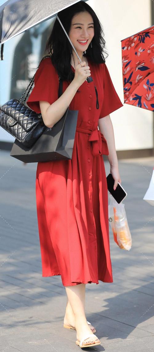 红色裙子怎么搭才出彩?-图1 红色裙子怎么搭才出彩?-图1