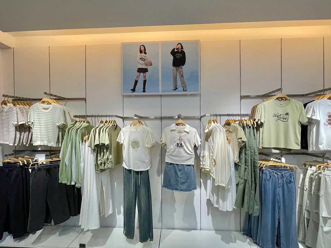 以纯女装2025新款有哪些设计亮点？-图1