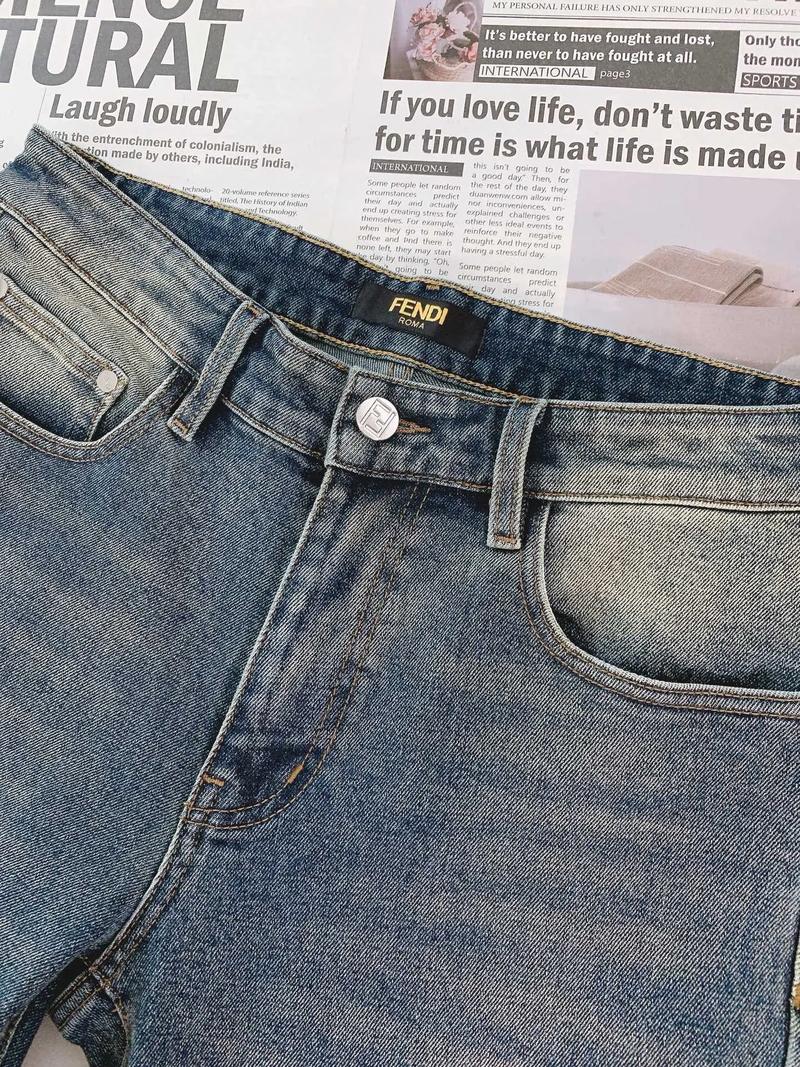 芬迪2025春夏女装,新季风格如何演绎?-图2 芬迪2025春夏女装,新季风格如何演绎?-图2