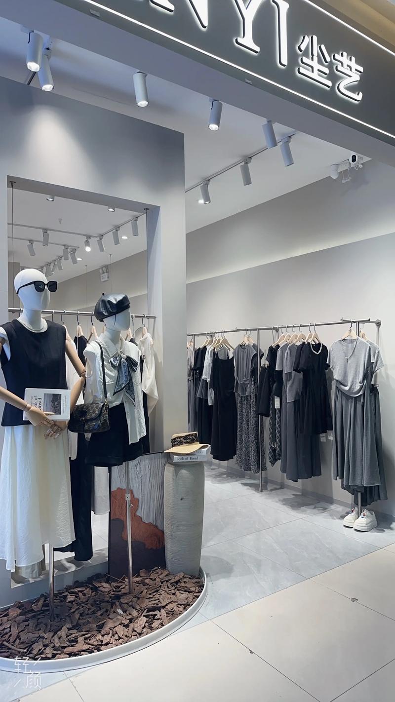 品牌年轻女装图片，如何选对风格？-图1