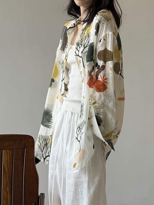 夏季女装印花长袖衬衫，如何搭配又显瘦？-图1