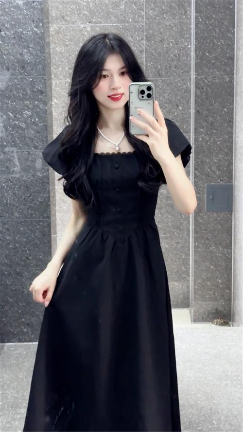 黑色女装百搭吗？这些搭配技巧get了吗？-图1