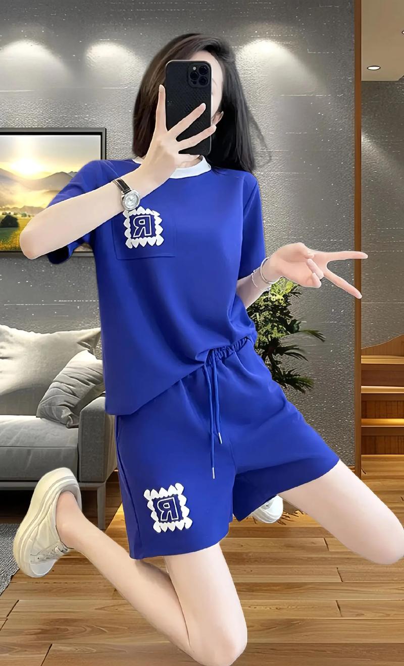 蓝色时尚女装，如何搭配出高级感？-图3