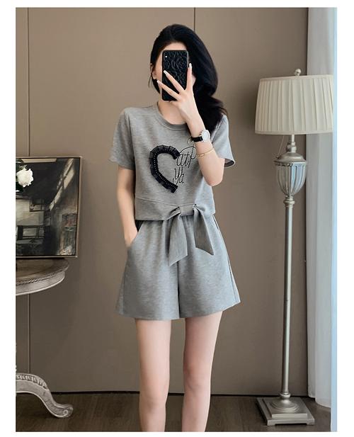 夏季短款套装新款，显瘦还是百搭？-图2