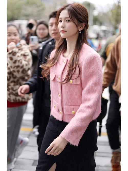 粉色外套怎么搭好看？-图1