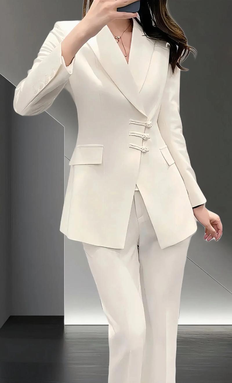 白色西服女装图片有哪些风格推荐？-图2