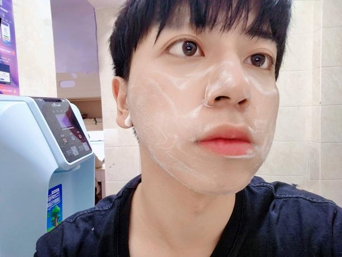 男生祛痘该用什么洗脸？-图2