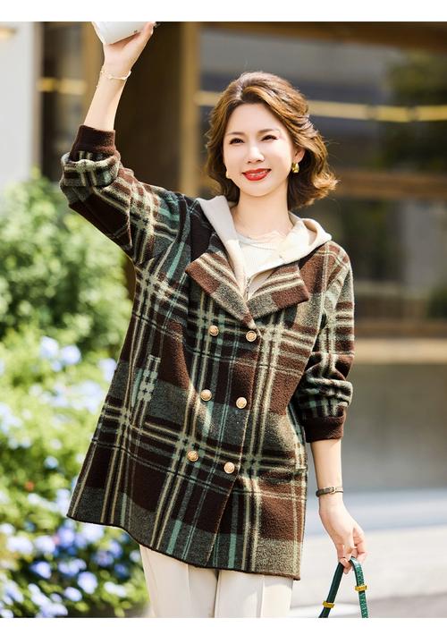 中年格子毛呢外套，选款显瘦还是显气质？-图1