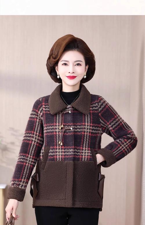 中年格子毛呢外套，选款显瘦还是显气质？-图2