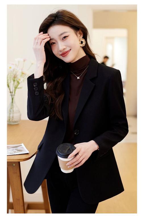 黑色西服外套怎么搭显瘦又时髦？-图2