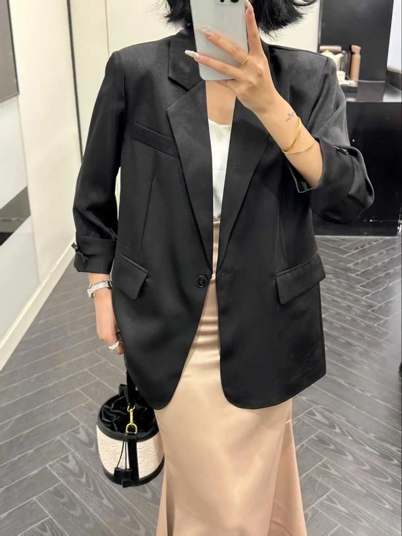 黑色西服外套怎么搭显瘦又时髦？-图3