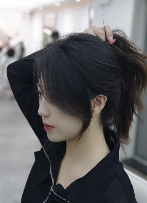 短发黑色发型，如何搭配女装更出彩？-图3