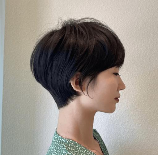 短发黑色发型，如何搭配女装更出彩？-图2